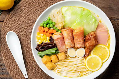 十秒到過橋米線：靠一碗米線火遍全國