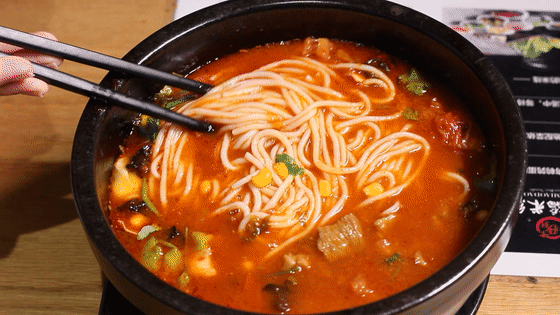 來碗番茄牛肉米線，牛肉要多加幾塊！